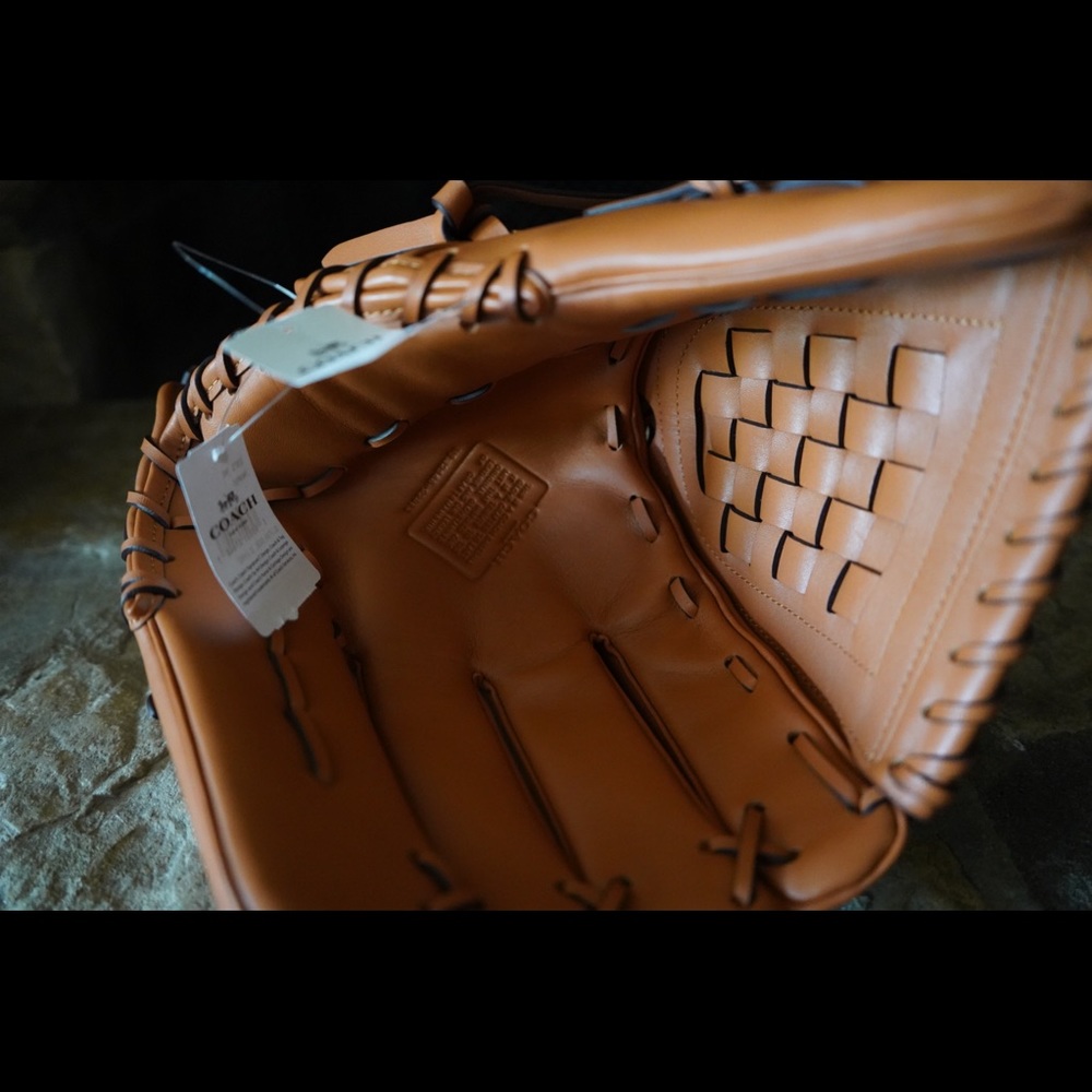 Exclusive Coach Leather Baseball Glove Hazelnut, Sold Out Since 2022 - Picture 6 of 14